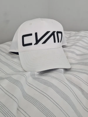 Keps- Cyan - Säljer en keps från Cyan racingteam. Köpt på deras webbshop. Knappt använd. 