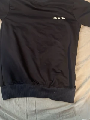 Fin svart sweatshirt - En väldigt fin sweatshirt i storlek L matrialet är väldigt skönt. Tröjan är gjord för män men passar lika bra på tjejer😁