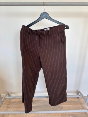 Monki brun randiga kostym byxor - Sitter jätte bra men sydde upp dem lite för mycket så växte ut dem. Bra kvalitet men har nog nån tråd som inte syns som gått up lite.