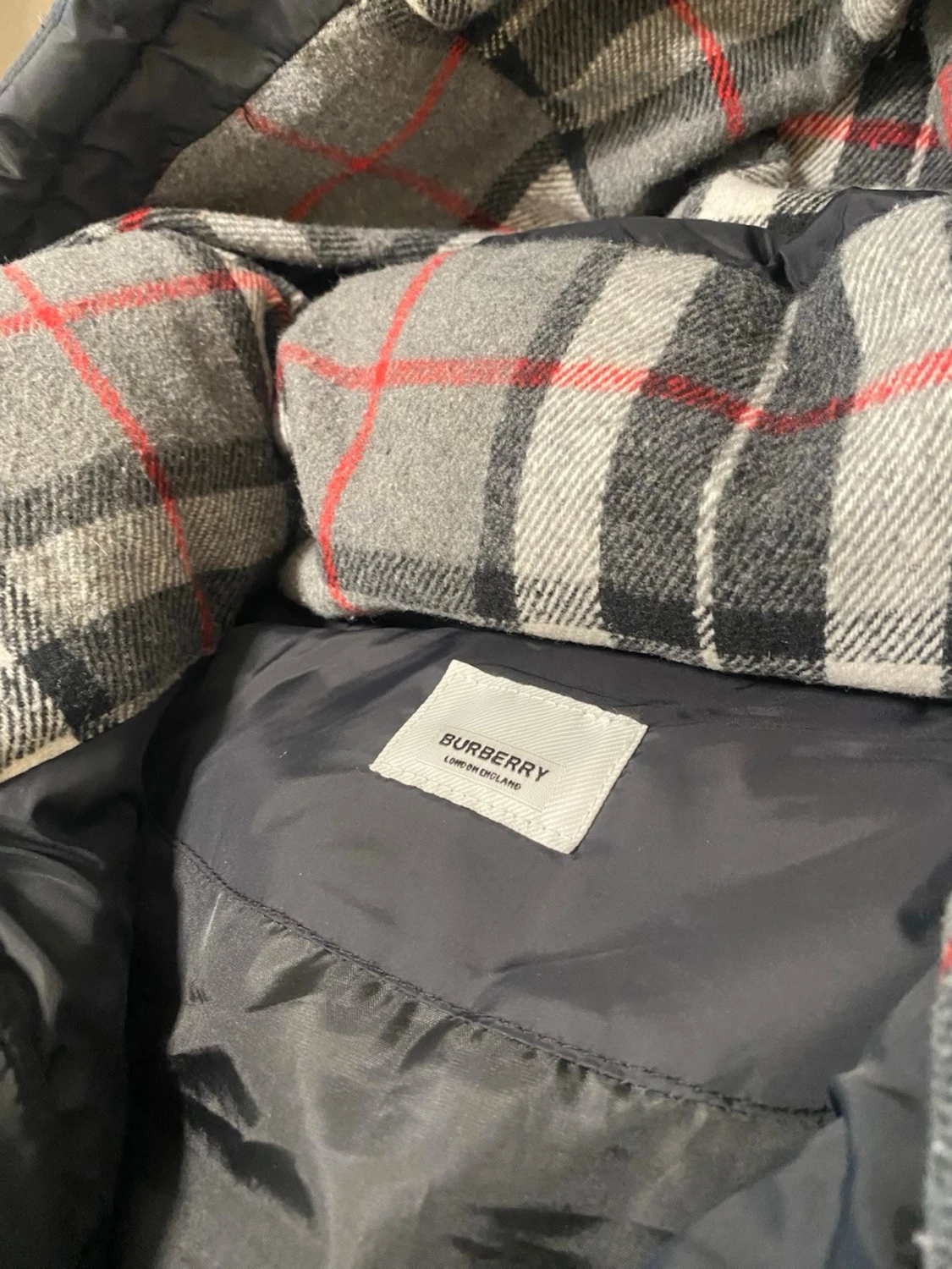 Svart pufferjacka med huva från burberry - 2