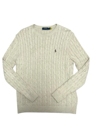 Polo Ralph Lauren Stickad tröja - Klassisk cable knit från Ralph Lauren i beige. Väldigt fin kvalitet och tidlös design, perfekt för både vardag och mer uppklätt. Skick: 8.5/10 Pris kan diskuteras 📦 Skickas eller möts upp