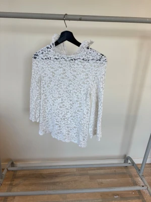 Vit spets topp - Köpte den secondhand men den passade ju nye så bra. Jätte fin men den har rätt så hög nacke.