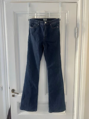 Bootcut jeans - SÅÅ snygga mörkblåa bootcut jeans, längd 38, storlek M men skulle säga att de sitter mer som S