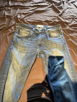 Blåa replay jeans - Säljer nu mina blåa replay jeans sprillans nya för endast 420kr. Org pris på dessa ligger runt 1000-1500kr. Skriv för frågor👍