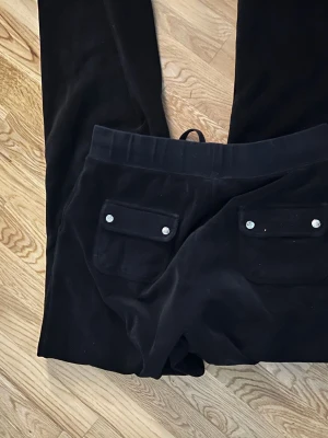 Juicy bukse - Selger disse fine juicy couture buksene siden de ikke blir brukt og er dessverre litt for store for meg. De er i størrelse S men passer fint til en M, de er større i størrelse pågrunn av at de er en annen modell. Betaling går gjennom Plick eller Vipps (kan kankje ta på paypal) kjøperen betaler for frakt😊