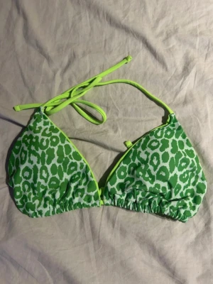Grön leopardmönstrad bikiniöverdel - Snygg trekantsbikini i grönt med leopardmönster och Perfekt för strandhäng och sommarens alla bad. Fräsch och trendig design💚(ifrån shein) 