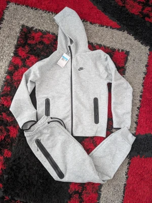 Nike Tech - Helt Oanvänd!