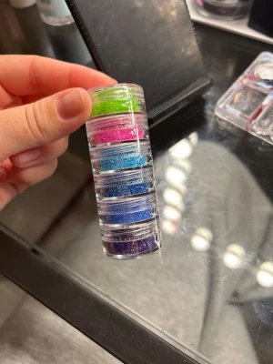 Nagel glitter - Glitter till naglar i 6 stycken färger. Helt ny och oanvänd och oöppnad!