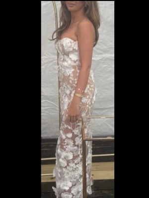 Studentklänning  - Säljer min klänning som jag bara haft på mig vid ett tillfälle. Klänningen är från Bella barnett, storlek s men sitter mer som xs. Perfekt inför studenten! Kontakta mig för fler bilder🤍köparen står för frakten