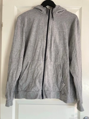 En grå zip up hoodie - En grå zip up hoodie med hög krage 