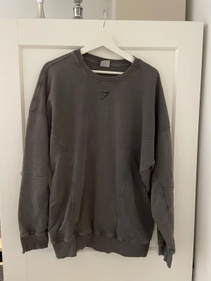 Oversized crewneck  - Gymshark crew som är oversized fit, passar bra i längden på mig som är 188cm men funkar även om man är några cm längre. Har använts men har minimala tecken på användning