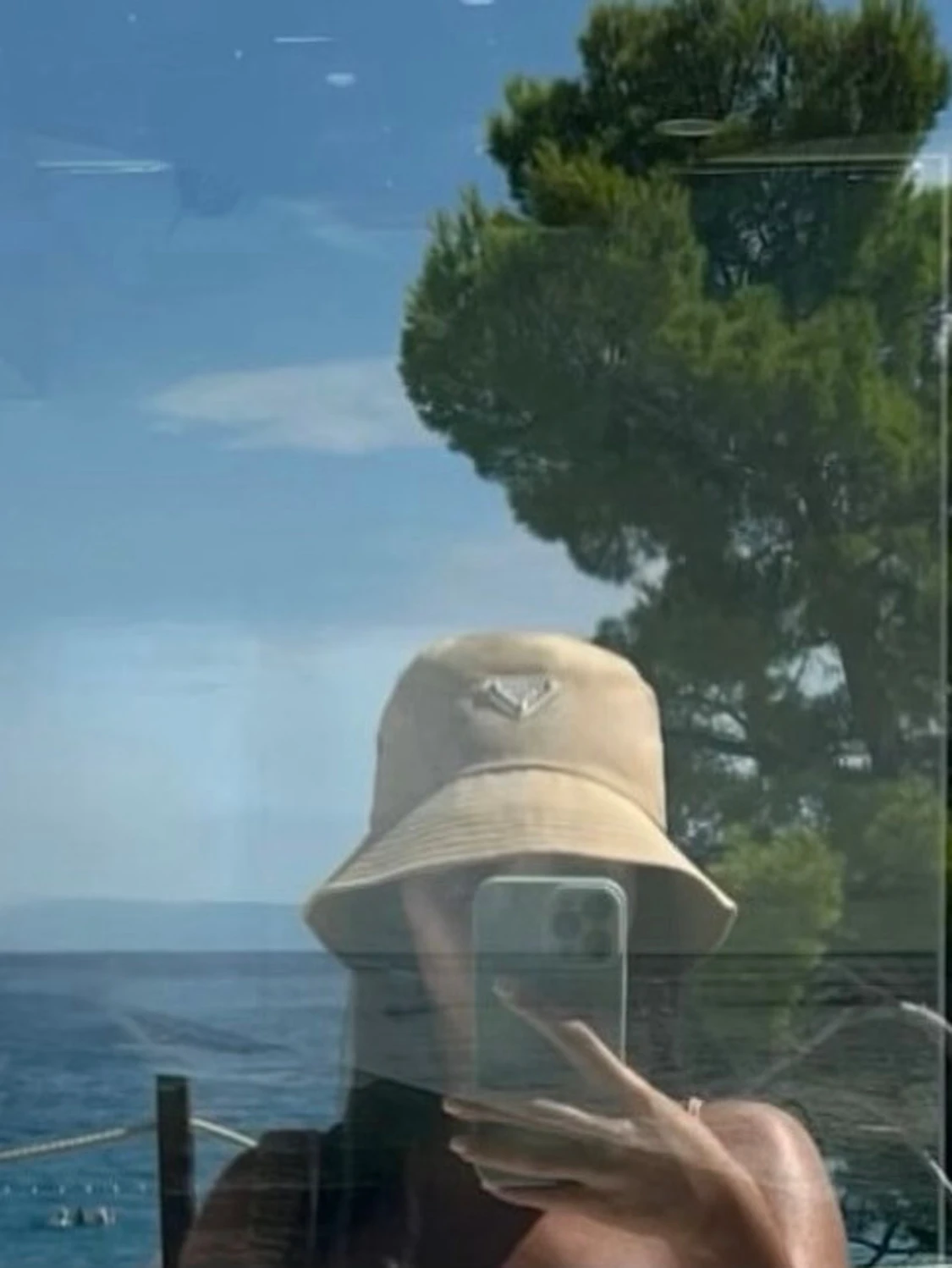 Beige bucket hat från Prada - 4