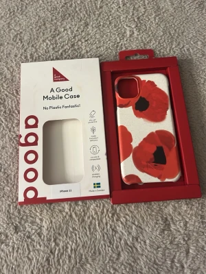 Blommigt mobilskal i rött och vitt - Snyggt mobilskal från A Good Company till iPhone 11 med stora röda blommor på vit bakgrund. Skalet är tillverkat av 100% växtbaserat material utan plast och är producerat i Sverige. Perfekt för dig som vill ha ett unikt och miljövänligt mobilskal.