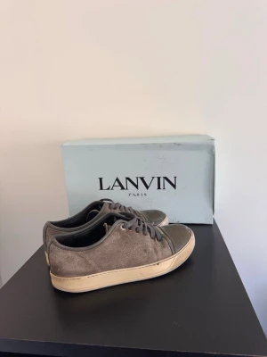 Lanvin cap toe  - Säljer dessa feta lanvins i storlek uk 5 (40). Använda men fortfarande mycket kvar att ge. Box ingår i köpet såklart. Hojta till om det minsta lilla 😃