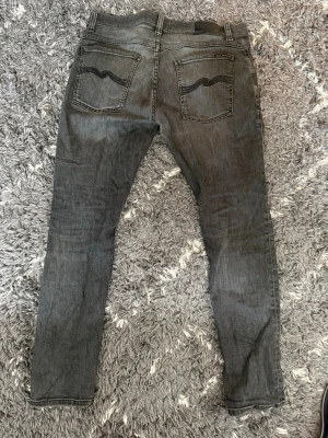 Nudie jeans svarta - Ett par snygga nudie jeans i storlek 31. Slim fit