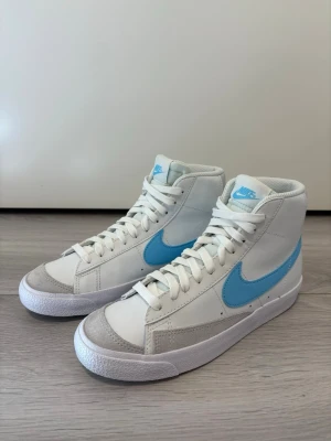 Nike sneakers - NIKE BLAZER MID ’77 GS Malli: DA4086-114 Koko: 37,5 Ovh: 90e  Juuri pestyt.  Postitus/nouto