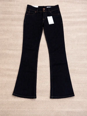 Mörkblå bootcut jeans från Bershka - Storlek M men passar exakt som en S, liten i storlek