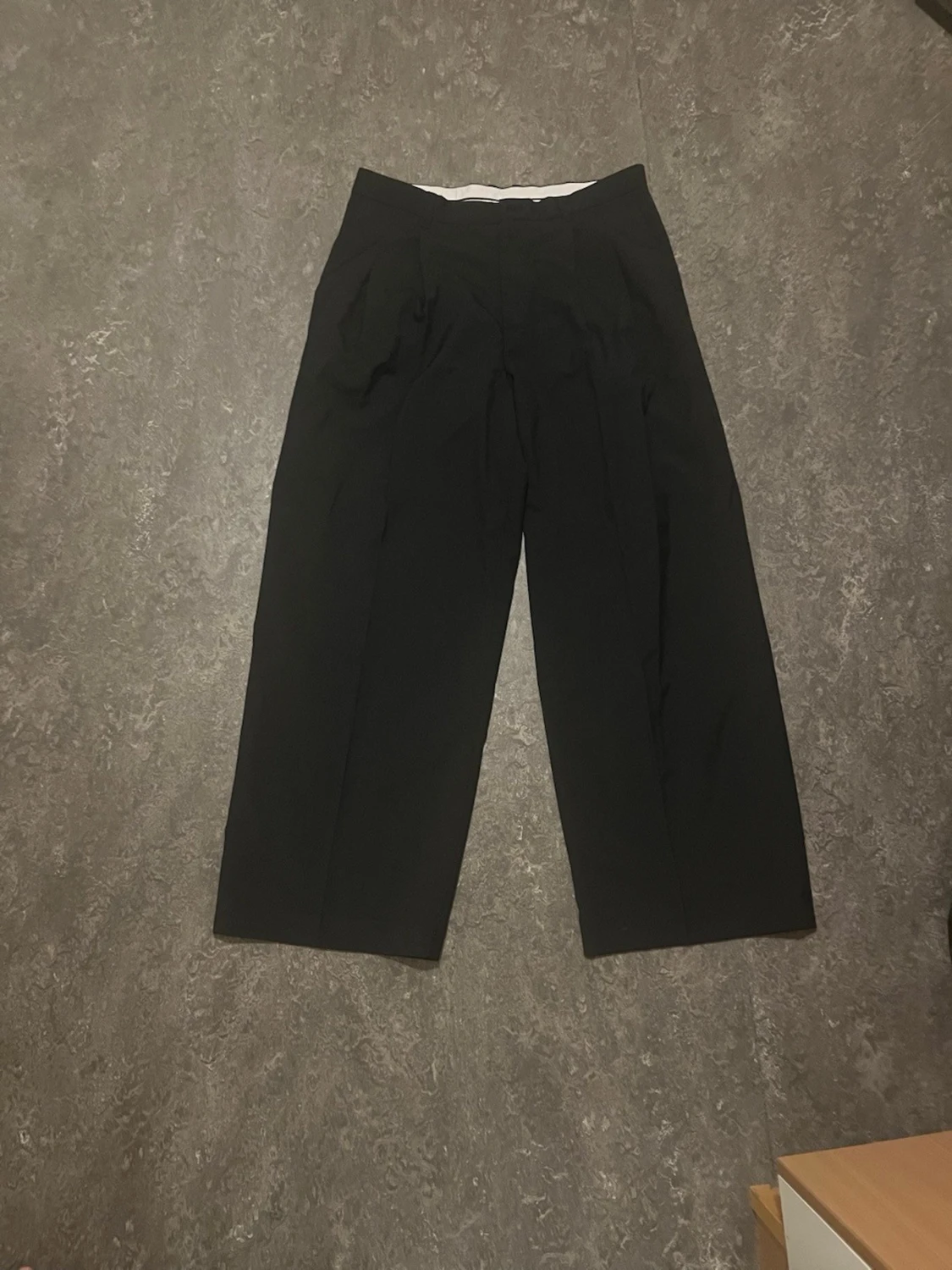 Svarta vida kostymbyxor