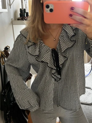 Söt blus från Zara - Rutig, söt blus från Zara, köptes i höstas och bara använd en gång!☺️