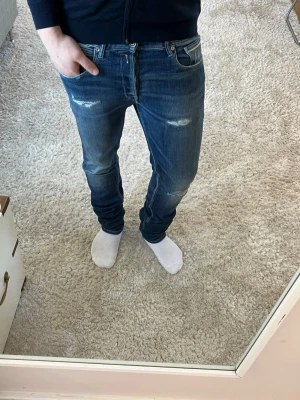 Replay jeans med slitningar  - Replay Grover Jeans | Bra skick | Storlek 32/34 | Pris - 599kr | Modellen är ca 181cm lång | Hör av dig vid minsta fråga eller fundering!!