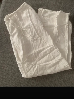 Vita linnebyxor - Säljer ett par vita linnebyxor 