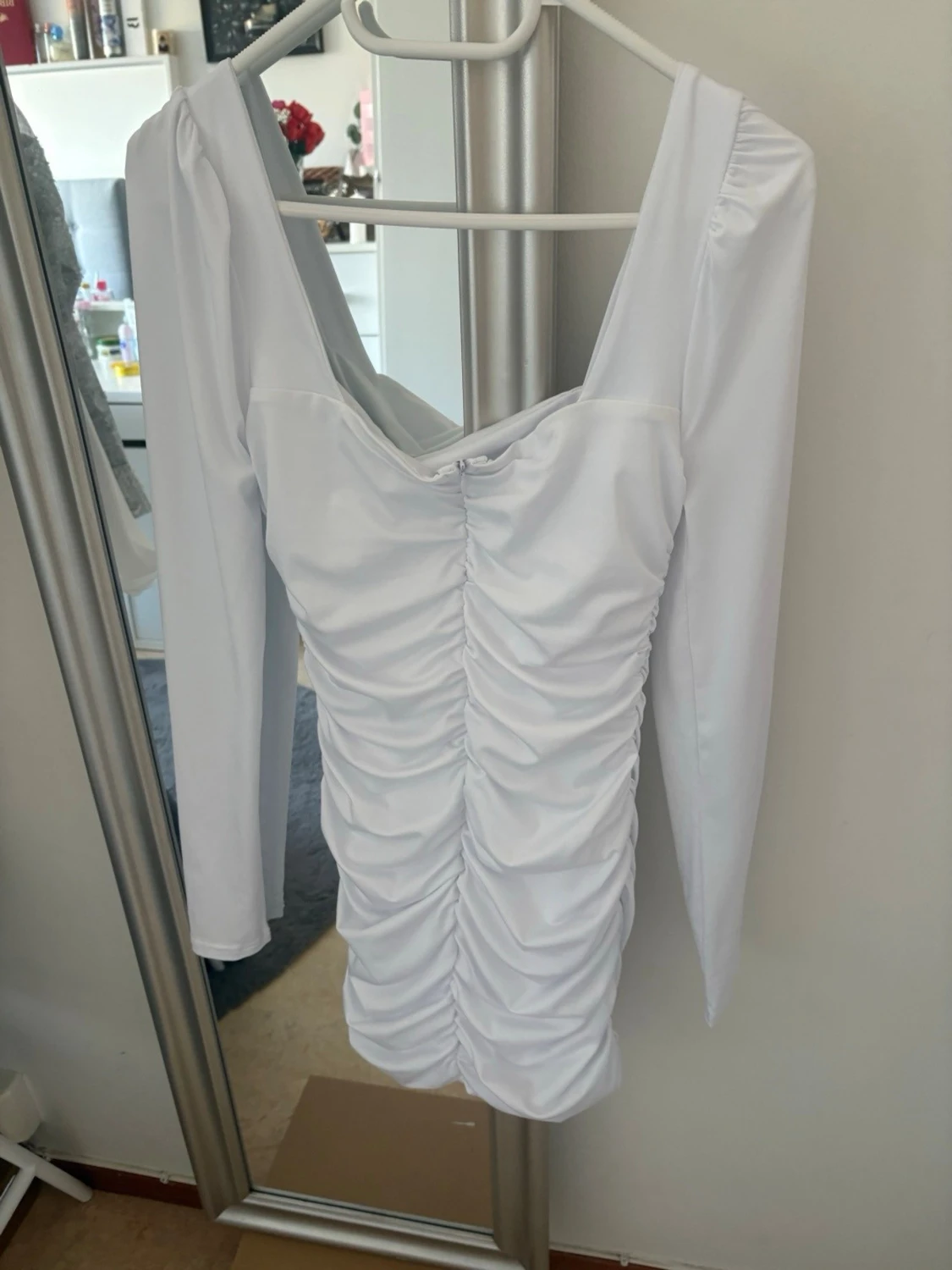 Vit långärmad kortklänning - 2