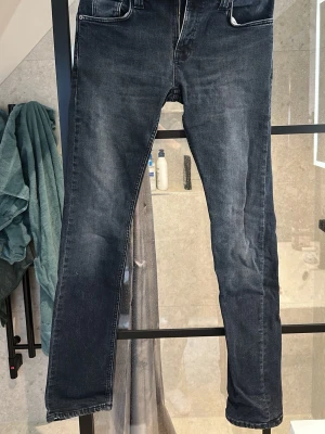 Mörkblå jeans från Nudie Jeans - Säljer ett par snygga Nudie jeans i modellen Tube-Tom. Skick-9/10 Storlek W31-L34. Säljes då de är för små! Slå en pling vid frågor!👍