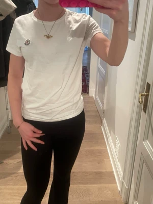 Moncler t-shirt, pris kan diskuteras💕 - Nytt skick, inga tecken på användning och säljer pågrund av att jag endast använder min svarta t-shirt💕💕