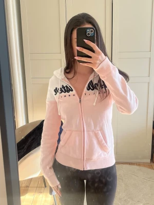 Ljusrosa zip-hoodie från Hollister - Säljer en så fin ljusrosa hoodie från Hollister, lite nopprig på insidan. 