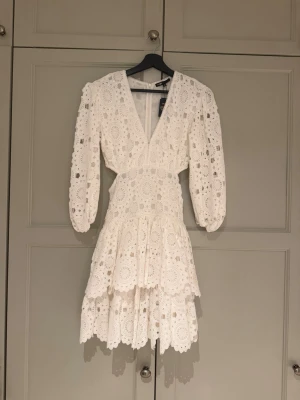 Maje studentklänning - Aldrig använd med prislapp! Tänkte ha till studenten men hittat en annan! 