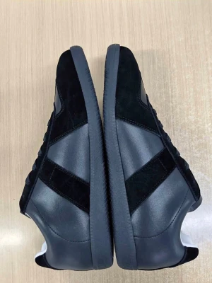 Svarta Maison Margiela - Snygga svarta sneakers från Maison Margiela med en mix av mocka och läder. Skorna kommer med allt og och kostar nypris 7000kr. Vårt pris: 1499kr. Obs, oanvända!