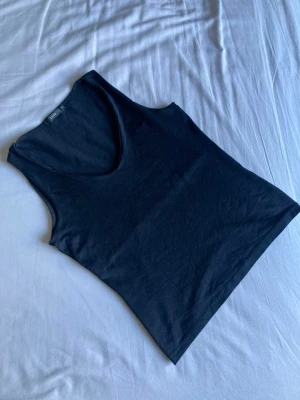 🍒Vintage V-ringad linnetopp🍒 - 🍒BOLD IN BLACK🍒En snygg svart linnetopp med djup v-ringning i stretchigt micromaterial. Toppen är ärmlös och har en klassisk, figurnära passform. Dubbelt tyg vid bysten. Perfekt för en utekväll!🍒