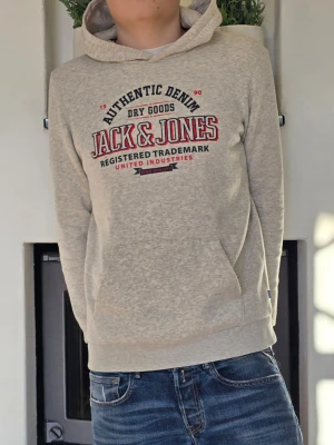 Jack & Jones vintage hoodie  - Snygg vintage Jack and Jones huvtröja i storlek 176 (passar bra på mig som har Medium).  Superbra skick! Priset är inte hugget i sten. 