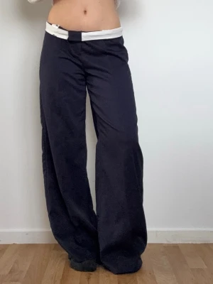 Kostymbyxor - Coola byxor som jag tycker är snyggt att vika ner. Tvärt för långa för mig. Sitter oversized på mig som vanligtvis bär M.