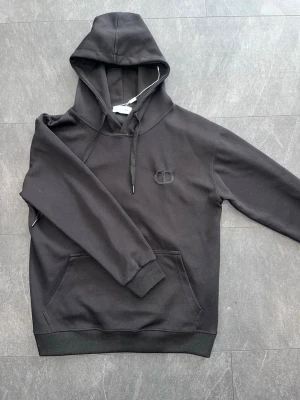 Svart hoodie  - Cd hoodie snygg och bra passform fraktas samma dag 