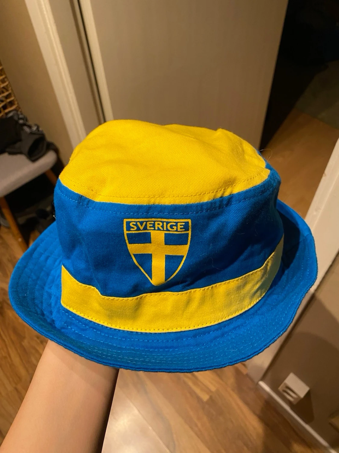 Sverige bucket hat i blått och gult