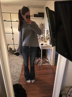 Weekday jeans I marble blue  - Tecken på användning-trampat upp där nere som man kan se på sista bilen annars i nytt skick(pris går o diskutera) 