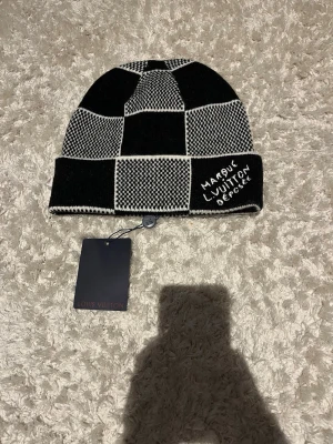 Svartvit mössa  - Snygg svartvit mössa. Tillverkad i mjuk kashmirblandning, köpt för 650kr men passade inte, först till kvarn, fraktar samma dag 🤝