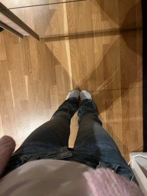 Blå bootcut jeans med låg midja - Säljer ett par blå bootcut jeans med låg midja och klassisk femficksmodell. Jeansen har en tvättad look och raka ben som går ut lite nedtill. Perfekta för en avslappnad och trendig stil. Materialet är troligtvis bomull med lite stretch. Pris kan diskuteras!!