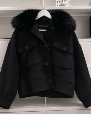 Meotine jacka med päls - Säljer Meotine jacka i svart modell Charlie💞Varm och jättefint skick i storlek S/M🤍Jackan är välskött och pälsen ser helt ny ut!