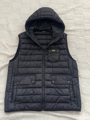Babrbour Väst - Hej! Säljer en Barbour väst med luva, Storlek M skick 9,5/10 hör av er för mer info //