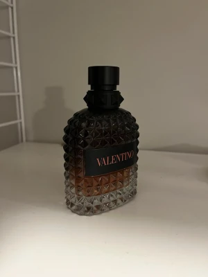 Valentino Coral fantasy  - Säljer en lyxig parfym från Valentino.                         Valentina Coral fantasy 100ml. Ungefär 85ml kvar. Boxen ingår.