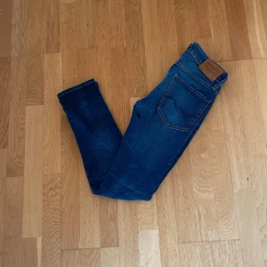 Jack & Jones  - Säljer dessa sjukt snygga jack & jones jeans i storleken 27:30. Jeansen är strechiga och i ett bra skick (finns lite små tecken på användning men i helhet bra skick). Tveka inte på att kontakta vid frågor! (Samma par ligger ute på Vinted).