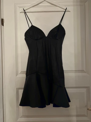 Svart kort klänning med volang - Super fin klänning från Zara. Aldrig använd, helt ny!🩷