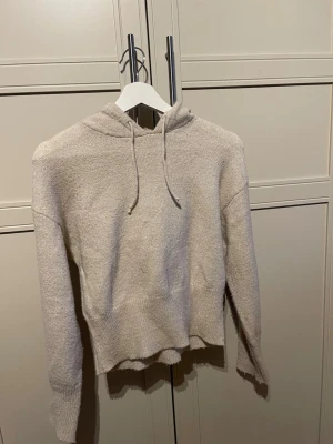Beige stickad hoodie från Gina tricot  - Säljer en beige stickad  hoodie från Gina Tricot med huva  typ 