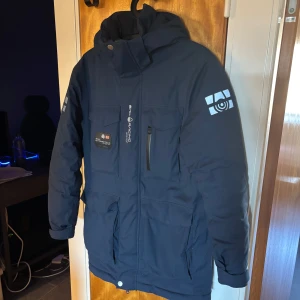 Sailracing antarctica gortex jacka - Säljer en mörkblå sailracing jacka i goretex, den är mycket varm och tål mycket vatten så den är perfekt för sveriges vinter och höst, storlek xs men är väldigt stor för att vara de jag brukar ha M och den passar mig perfekt, kan gå ner i pris vid snabb affär 