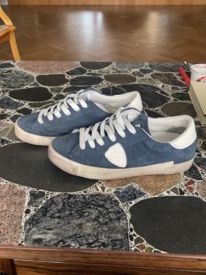 Blå Philippe Model 42 - Snygga philip models storlek42 Dom är använda lite men annars inget mer.