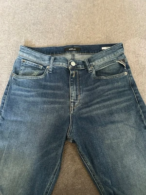 Replay Jeans W28/L32 - | Replay Thad Jeans | W28/L32 | Slim fit | 349kr | Snygg färg | Mycket Bra Skick |  Storleken är 16A, men jag skulle uppskatta dem till W28/L32. Måtten finns nedan👌🏻  Midja: 38cm Innebenslängd: 70cm  Priset är ej hugget i sten så skriv vid minsta intresse🙌  Skriv gärna vid frågor och funderingar🤩👏