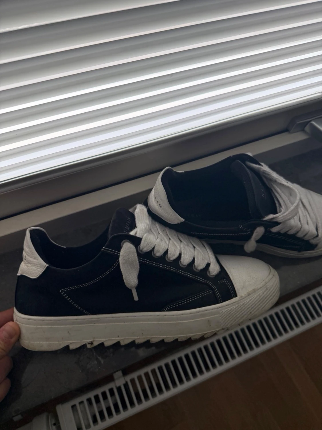 Svarta och vita sneakers från NUMERIC - 1