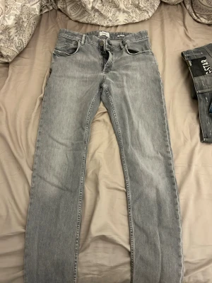 Grå raka jeans från Closed - Säljer ett par ljusgrå jeans från Closed med klassisk femficksmodell och raka ben. Jeansen har dragkedjegylf och är tillverkade i Italien. Perfekta för en avslappnad och stilren look.